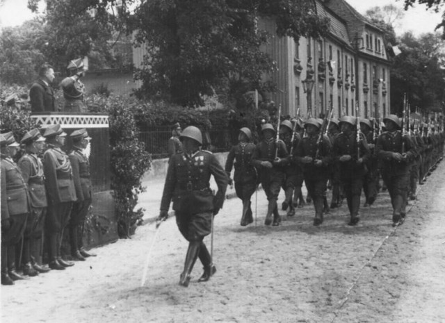 Defilada żołnierzy 56 Pułku Piechoty Wielkopolskiej na ulicy Piastowskiej (z tyłu widać budynek szkoły - dzisiaj ZSP nr 2) w dniu 3 maja 1936 r.