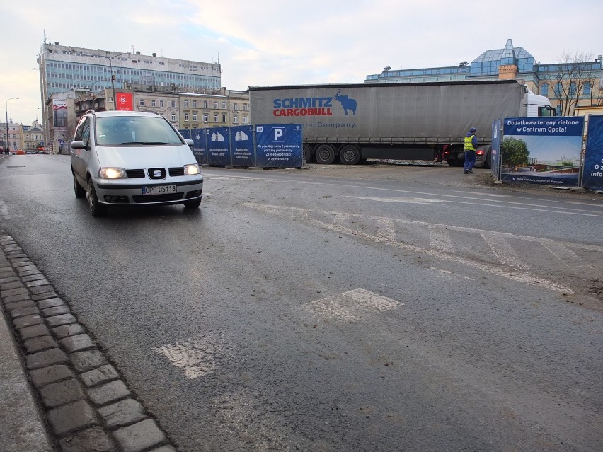 Brud na ulicach to efekt uboczny dwóch inwestycji w centrum...