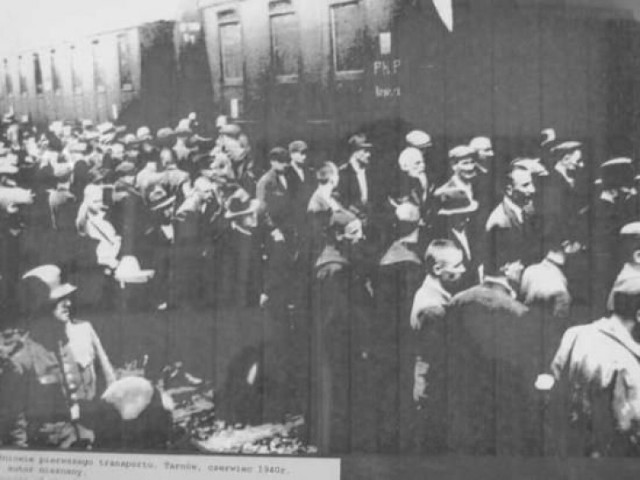 Jedno z trzech zachowanych zdjęć z 14 czerwca 1940, przedstawiające więźniów z pierwszego transportu do KL Auschwitz upychanych do pociągu przez niemieckich żandarmów na dworcu kolejowym w Tarnowie