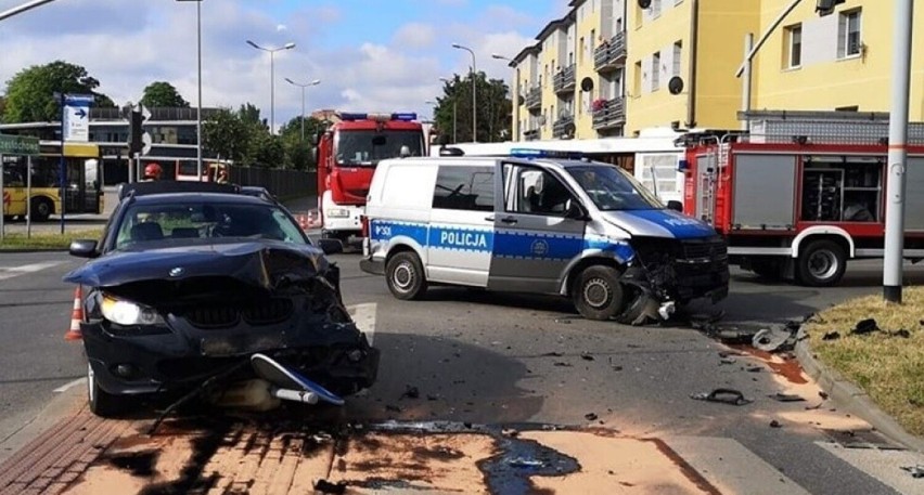 Wypadek w Tarnowskich Górach. Kierowca BMW wjechał w radiowóz na sygnale! Ranni policjanci