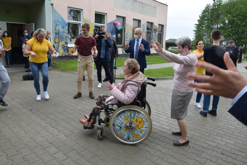 Dzień Dziecka 2021 w Sieradzu. Festyn stowarzyszenia Dary Losu. Zabawa z udziałem ministra i zapowiedzią ułatwień dla społeczników ZDJĘCIA