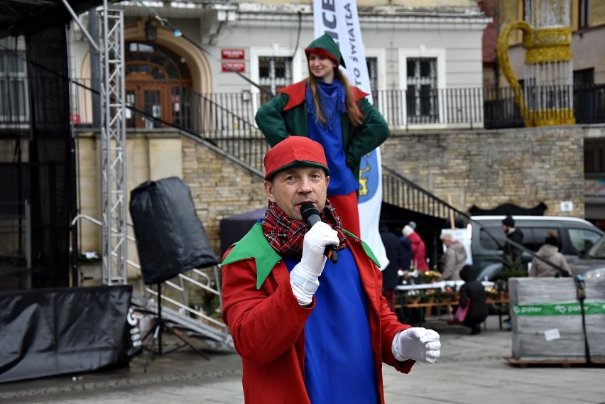 Gorlice. Przedświąteczny jarmark, czyli elfy na szczudłach, casting na pomocnika św. Mikołaja, domowe wypieki i stroiki dla Kuby Misia 