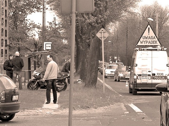 Na ul. Brzezińskiej w Łodzi doszło do zderzenia motocykla z samochodem osobowym.