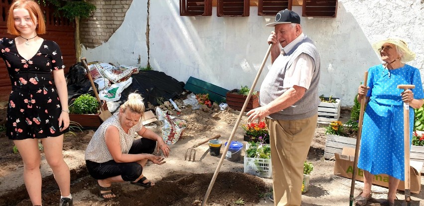 Seniorzy odtwarzają swój ogródek
