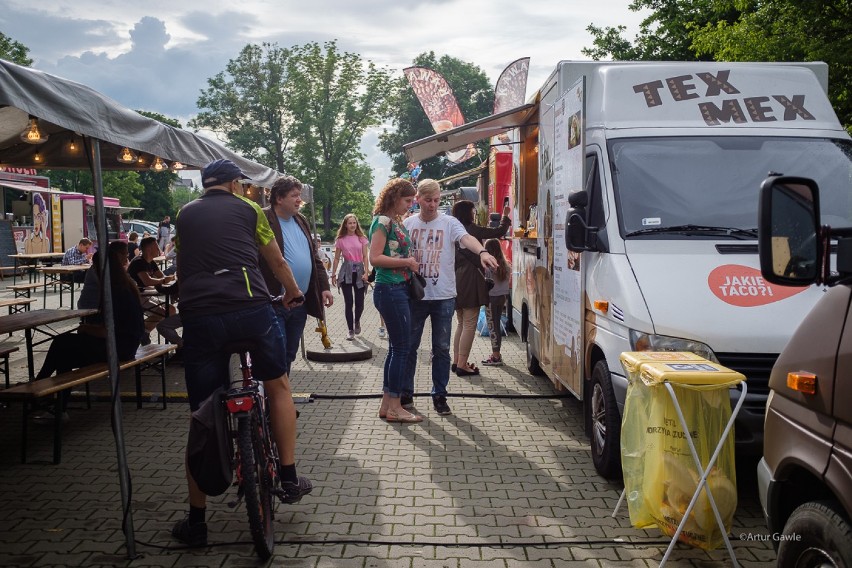 Tarnów. Wielka wyżerka przez najbliższy weekend. Obok Parku Strzeleckiegorozpoczął się pierwszy w tym sezonie zlot food trucków [ZDJĘCIA]