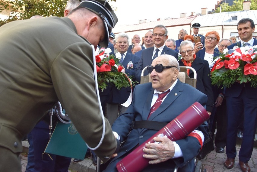 Generał Zdzisław Baszak ma 101 lat. Brał udział w bitwie pod...