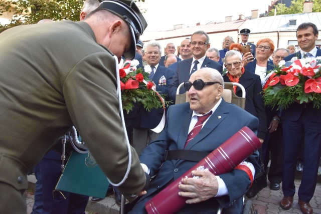 Generał Zdzisław Baszak ma 101 lat. Brał udział w bitwie pod Pszczyną, stał się też legendą ruchu oporu w regionie tarnowskim