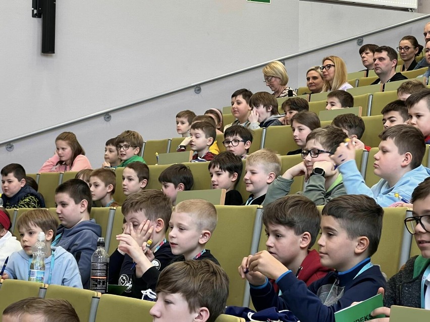 Dziecięcy Uniwersytet Techniczny w Kaliszu. Za najmłodszymi studentami pierwszy wykład. ZDJĘCIA