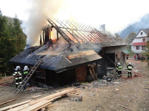 Siedem straży pożarnych gasiło ogień w Kamiannej [ZDJĘCIA]