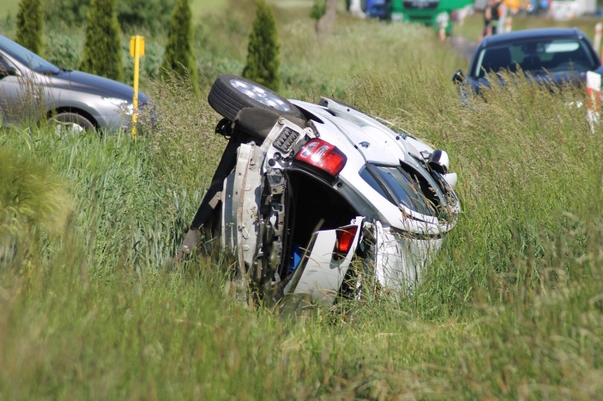 AKTUALIZACJA: Wypadek na drodze Sulmierzyce-Odolanów z udziałem trzech aut. Pięć osób poszkodowanych [ZDJĘCIA]