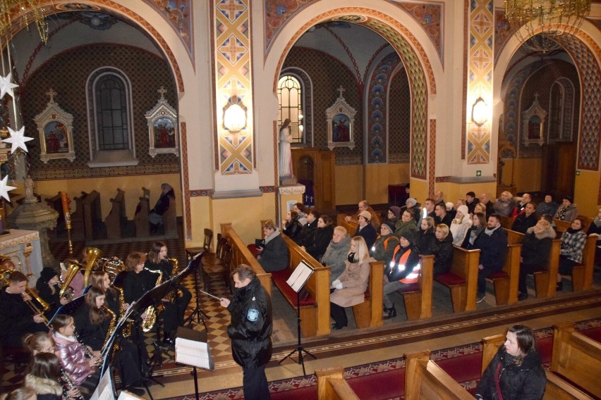 Koncert Młodzieżowej Orkiestry Dętej i Pasterka w kościele św. Ap Piotra i Pawła w Kamieńsku. ZDJĘCIA