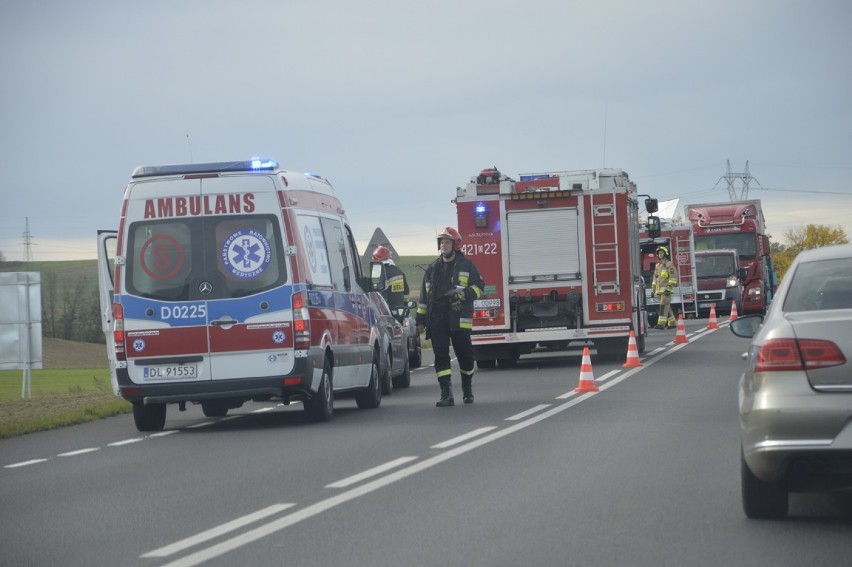 Uwaga kierowcy! Zderzenie trzech aut na jerzmanówce. Są duże utrudnienia  [ZDJĘCIA]