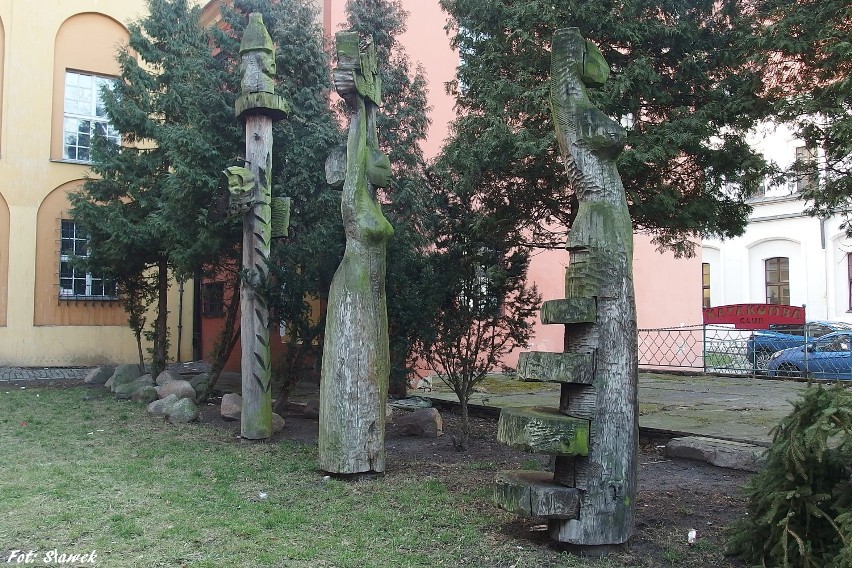 Niszczeją historyczne drewniane rzeźby stojące za muzeum