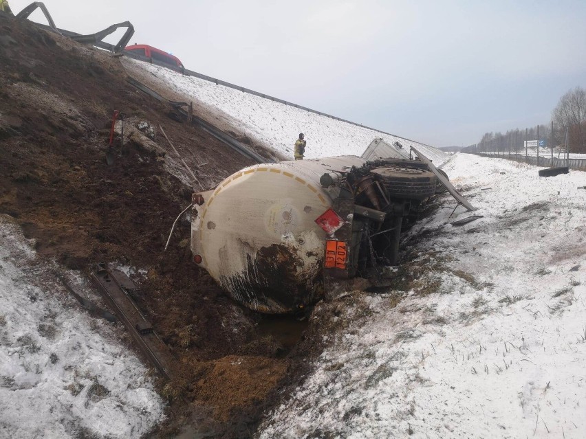 Wypadek na S8 pod Łodzią 6.02.23. Cysterna z olejem...