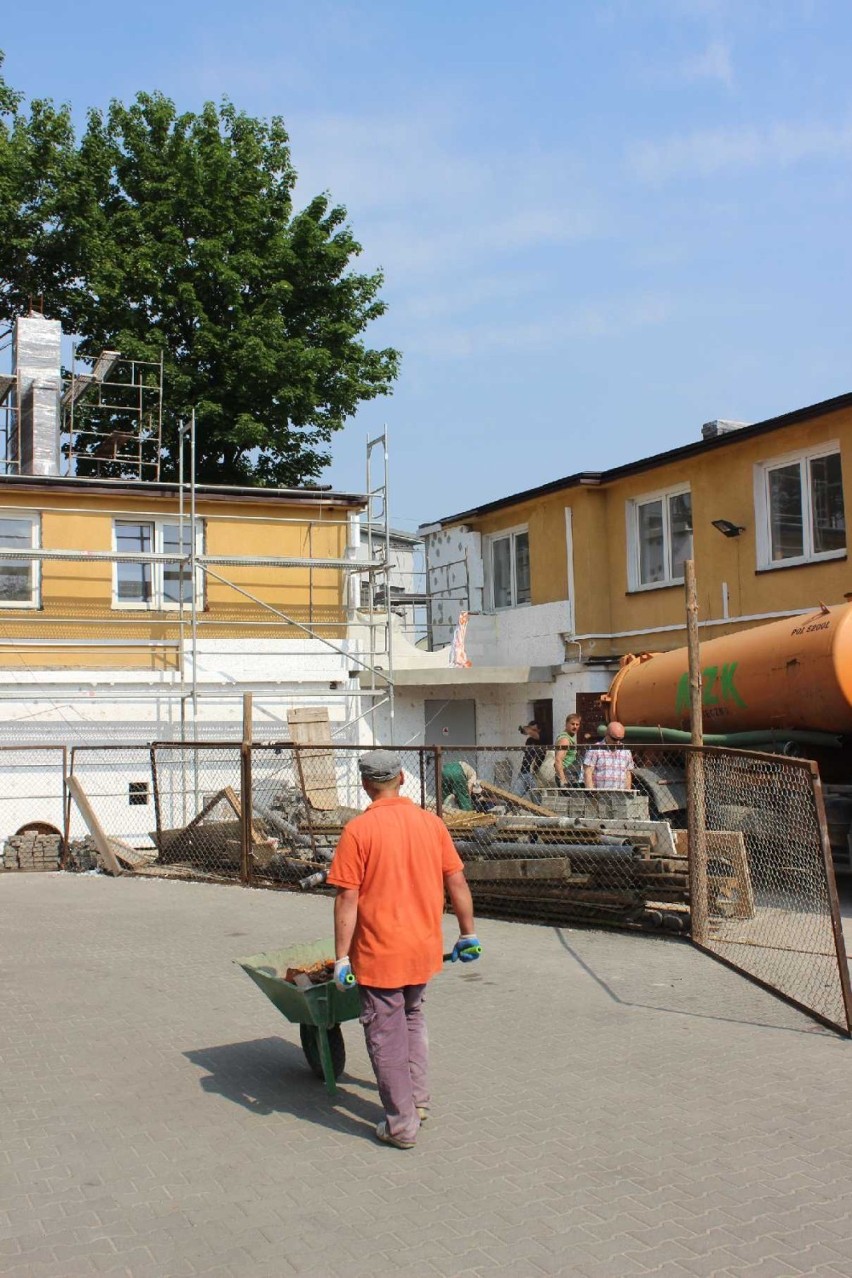 Trwa przebudowa budynku przy 1 Maja w Pajęcznie [FOTO]