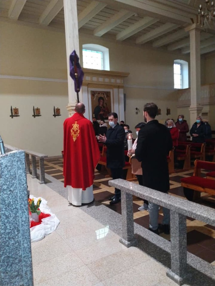 Liturgia Wielkiego Piątku w parafii  MB Pocieszenia w Wyszynach.