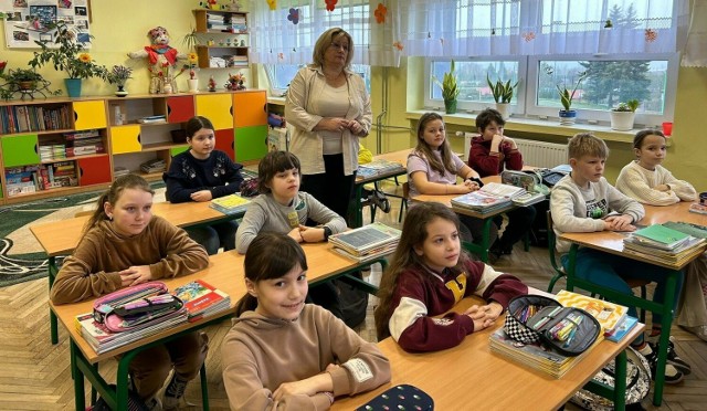 Uczniowie klas trzecich Samorządowej Szkoły Podstawowej numer 3 imienia Jana Pawła II w Kazimierzy Wielkiej wzięli udział w lekcjach bibliotecznych.