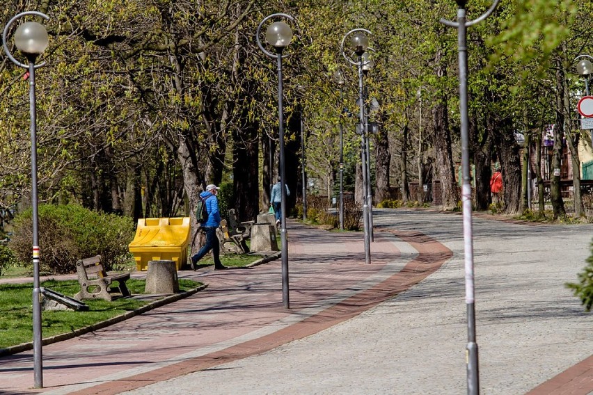 Lasy i parki już otwarte. W Szczawnie-Zdroju brak chętnych na spacer w parku (ZDJĘCIA)