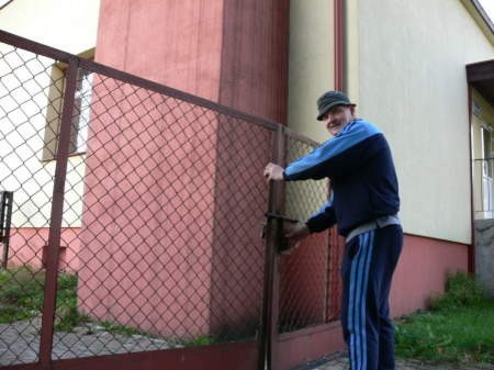 Zbigniew Klassa zapowiada zamknięcie bramy prowadzącej na zaplecze ośrodka zdrowia i mieszkań. Fot. Marcin Pacyno