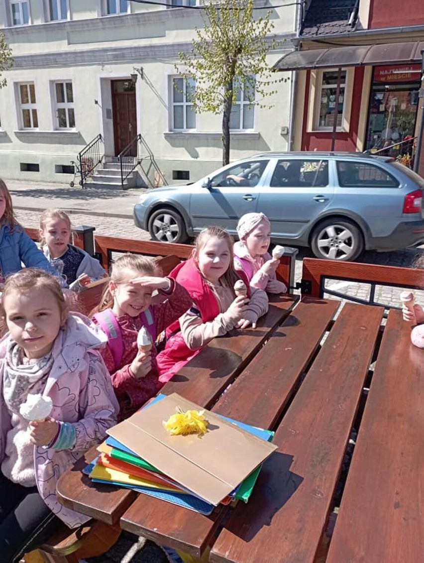 Grupa 6-latków z przedszkola w Przyprostyni, na wycieczce w...