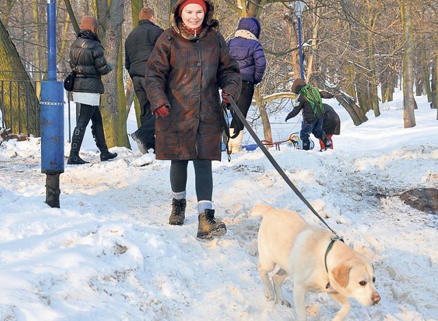 Pani Zuzanna wyprowadza psa do parku, gdzie nie ma soli