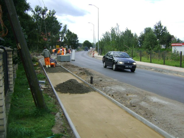 Widok układania chodników wzdłuż ulicy Lubczyńskiej