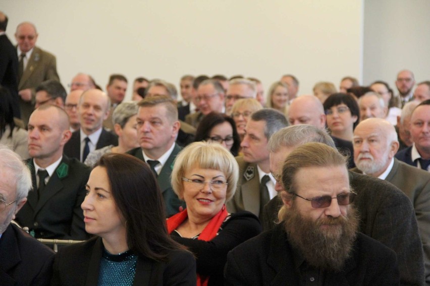 Nadanie i poświęcenie sztandaru dla Nadleśnictwa Międzychód...