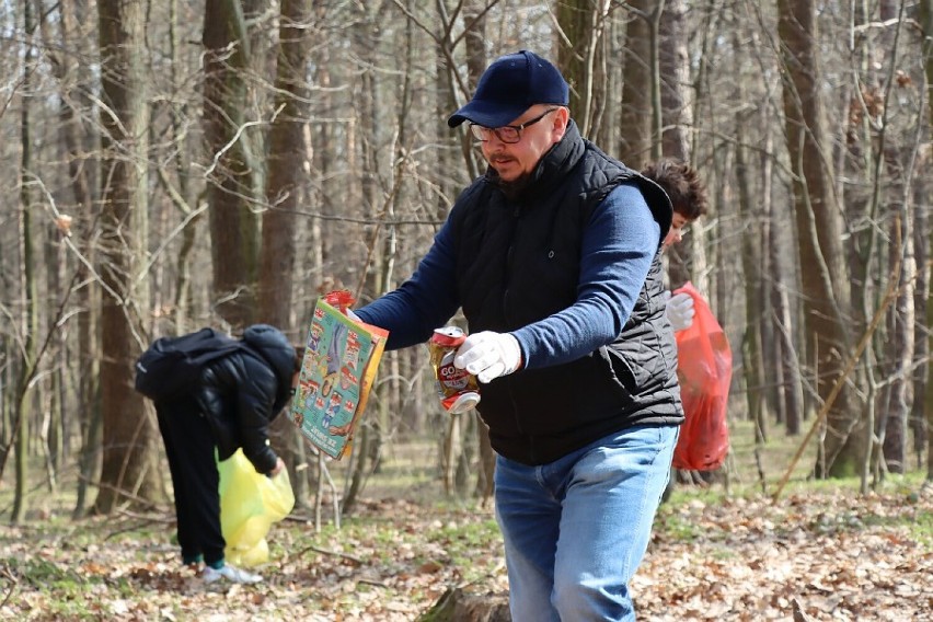 Kraśnik. Sprzątanie lasu już za nami. W porządkach wzięło udział ponad 100 osób. Zobacz zdjęcia