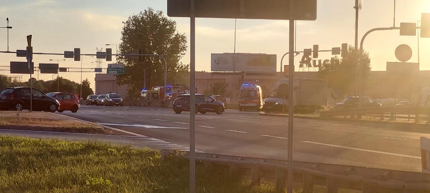 Groźny wypadek na DK44 w Mikołowie. Na miejscu służby ratownicze, strażacy i policjanci
