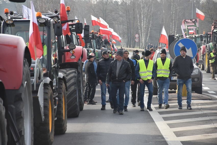 Protest rolników w Nowym Mieście nad Wartą. Zablokowano most na krajowej Jedenastce. Policja kieruje ruch na objazdy [zdjęcia]