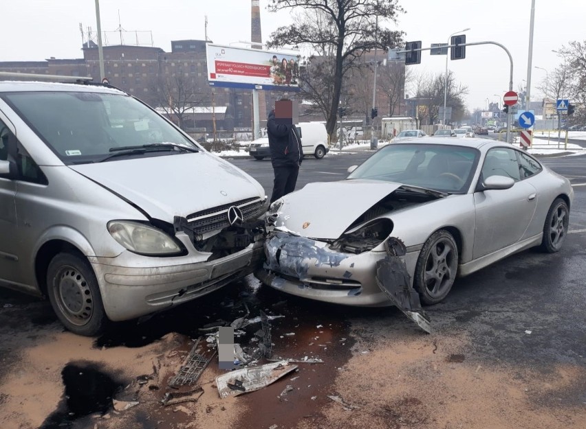 Wrocław. Zobacz zdjęcia z wypadku porsche i mercedesa przy Koronie (ZDJĘCIA)