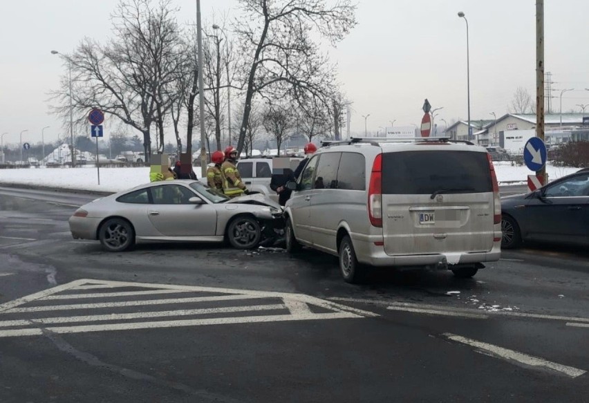 Wrocław. Zobacz zdjęcia z wypadku porsche i mercedesa przy Koronie (ZDJĘCIA)