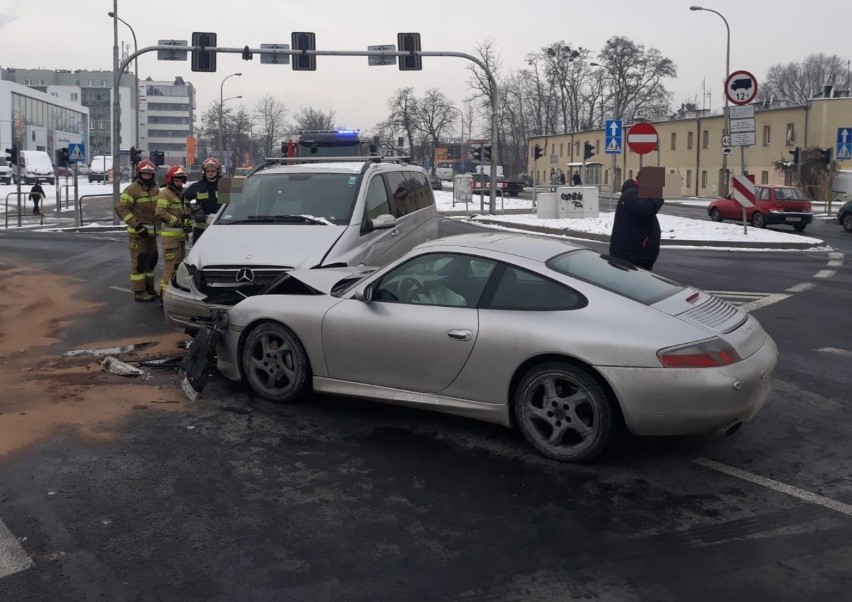 Wrocław. Zobacz zdjęcia z wypadku porsche i mercedesa przy Koronie (ZDJĘCIA)