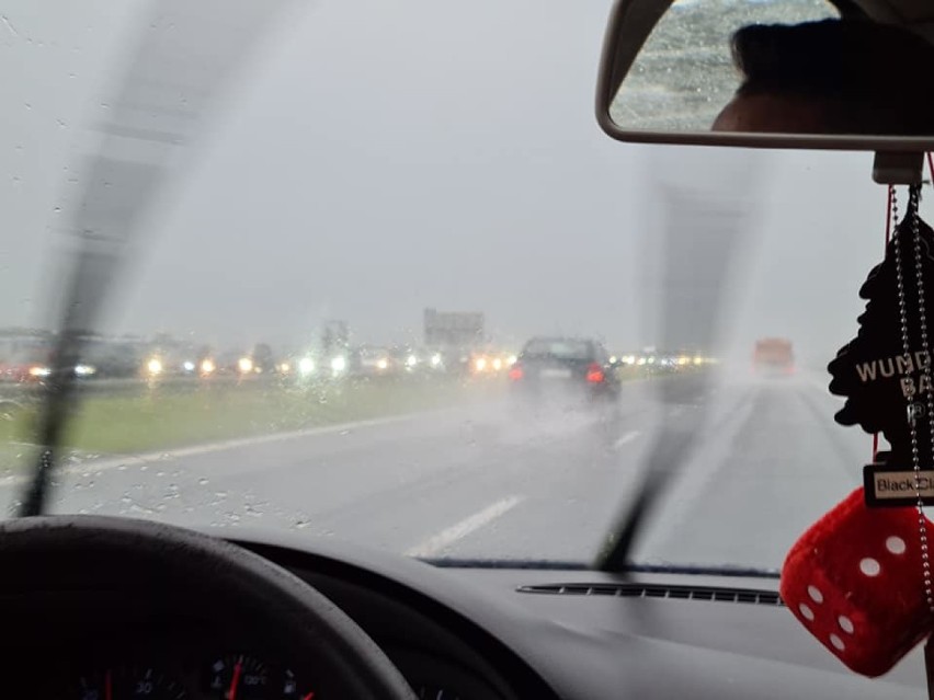 Wypadki na autostradzie A1 pod Włocławkiem po intensywnych ulewach i burzy [zdjęcia]