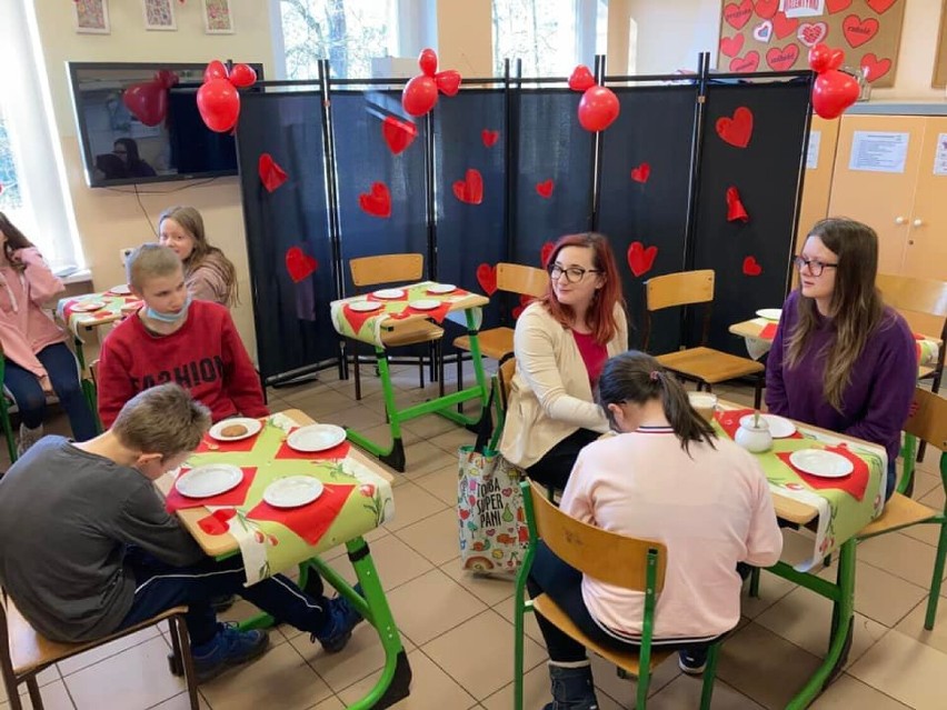 Walentynki 2022 w Zespole Szkół Specjalnych w Kowanówku. Uczniowie przygotowali serduszkową kawiarenkę [ZDJĘCIA]