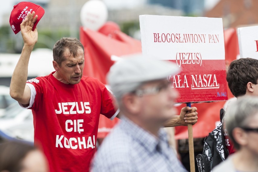 Marsz dla Jezusa przeszedł ulicami Warszawy [ZDJĘCIA]