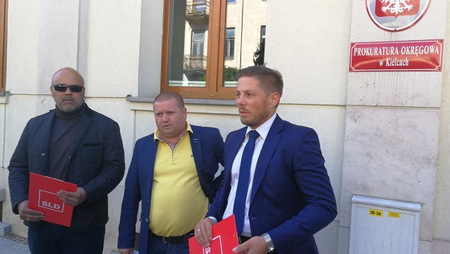 Od lewej: Oleg Magdziarz, Artur Bogdalczyk oraz Marcin Chłodnicki, radny miejski i przewodniczący SLD w Kielcach.