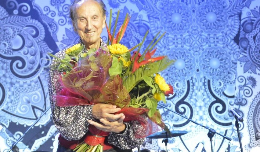 Edward Dębicki, cygański artysta z Gorzowa, twórca międzynarodowego festiwalu Romane Dyvesa, ma na koncie Grand Prix festiwalu w Opolu w 1995 r.