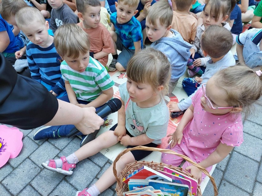 Czytanie na polanie w Gnieźnie. Akcja Biblioteki Publicznej i Przedszkola nr 17