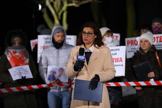 Protest płacowy pracowników pomocy społecznej w Piotrkowie - TVP3 nadawała na żywo sprzed MOPR, 21.12.2021