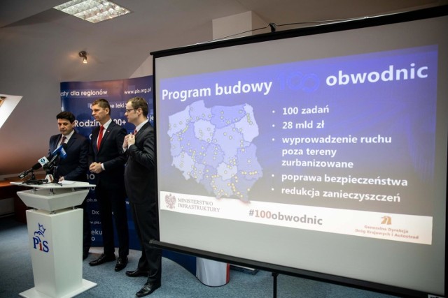 Politycy PiS przedstawili w poniedziałek szczegóły rządowego programu budowy stu obwodnic