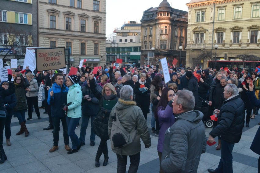  Bielsko-Biała: Czarny Protest na placu Chrobrego. Czerwona kartka dla rządzących [ZDJĘCIA]