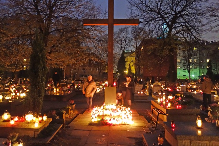 Wszystkich Świętych w Katowicach. Tłumy na cmentarzach [ZDJĘCIA]