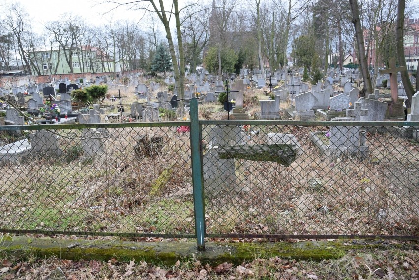Cmentarz w centrum Kędzierzyna. Zniszczone nagrobki, połamane krzyże, trawa zarastająca mogiły...