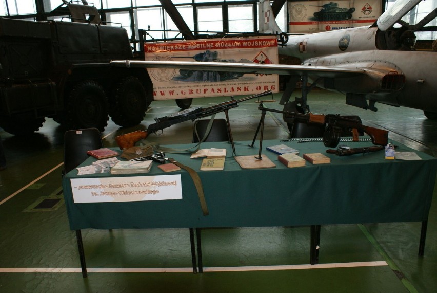 Muzealne eksponaty wojskowe.