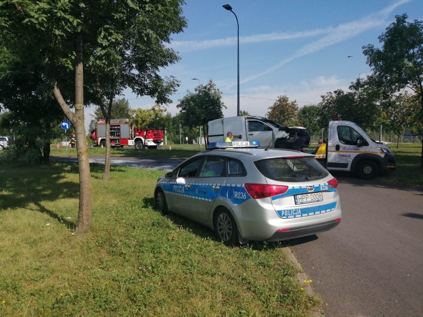 Wypadek w Dąbrowie Górniczej. Kobieta nie ustąpiła pierwszeństwa, dacia zaczęła płonąć