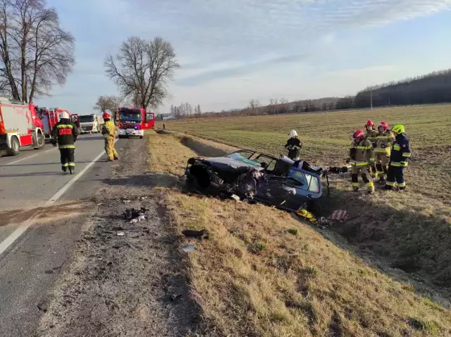 Do wypadku doszło w Okocimiu, czołowo zderzyła się tam ciężarówka i samochód osobowy, kierowca osobówki trafił do szpitala, 1.03.2022