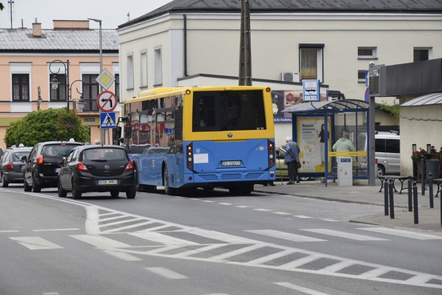 Prezes MZK w Skierniewicach zapewnia, że autobusy obniżają się automatycznie