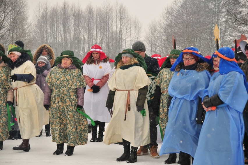 Orszak Trzech Króli w Sztabinie 2020. Śnieg im nie przeszkadzał [Zdjęcia]