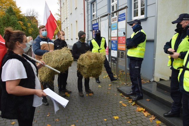 Negocjacje z policją w sprawie siana